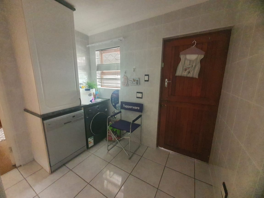 To Let 5 Bedroom Property for Rent in Beacon Bay Eastern Cape